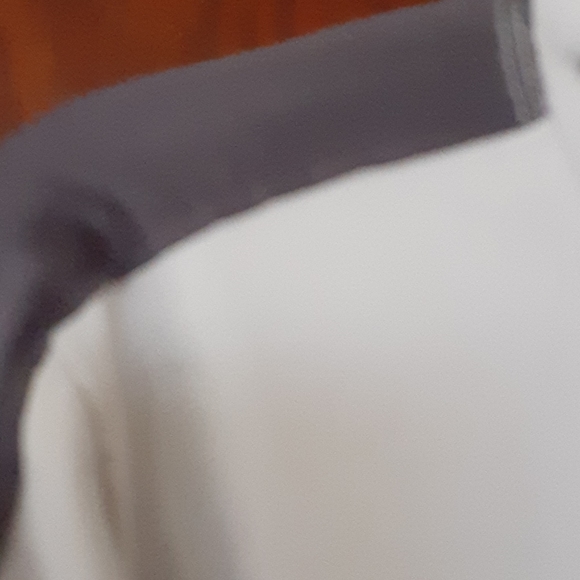 Fabletics sz Medium top with ruching on sleeves - Picture 4 of 5